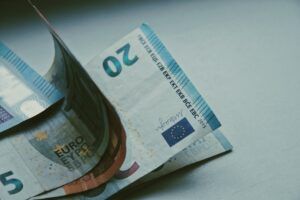 20 Euro Schein auf Tisch