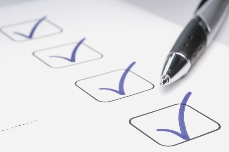 Eine Checkliste mit blauen Haken