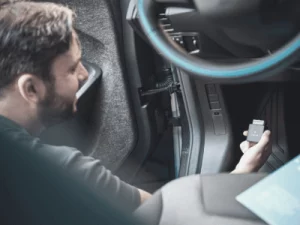 Telematik Gerät wird in Fahrzeug eingesteckt