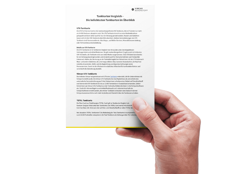 Guide zum Vergleich von Tankkarten wird in Hand gehalten