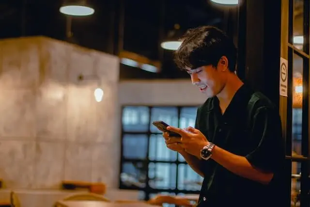 Person mit Smartphone in der Hand