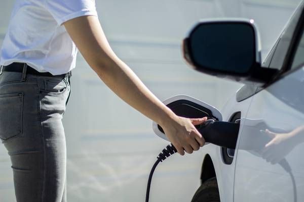 Hybrid Steuervorteil 2025: Steuerregelungen & Firmenwagen