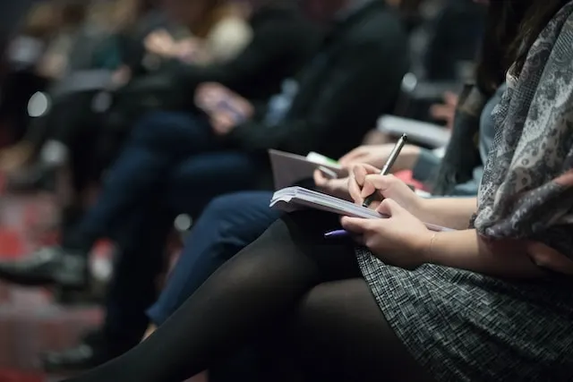 Fahrpersonal iin einem Seminar zur betrieblichen Unterweisung