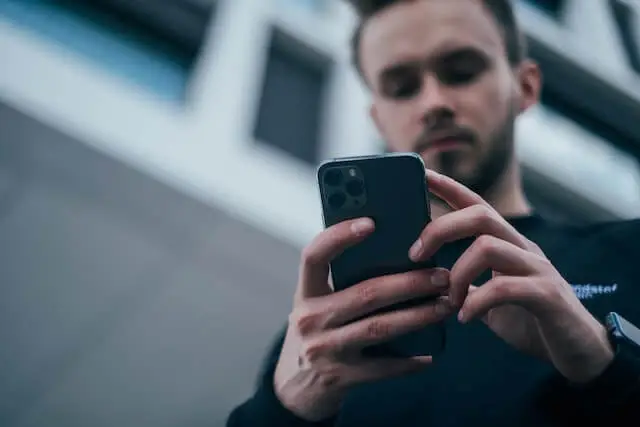 Mann mit Smartphone in der Hand