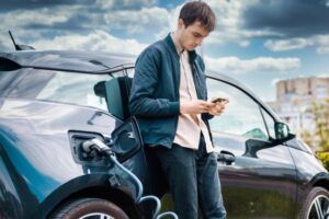 Elektroauto als Firmenwagen beim Laden
