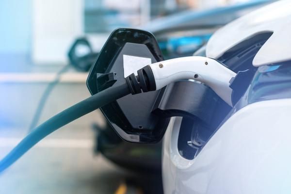 Elektroauto Firmenwagen beim Laden