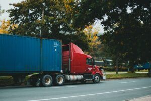 Lkw fährt auf Straße