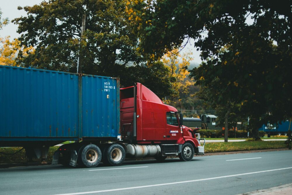 Lkw fährt auf Straße