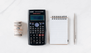 Taschenrechner und Notizblock