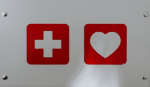 Plus und Herzsymbol