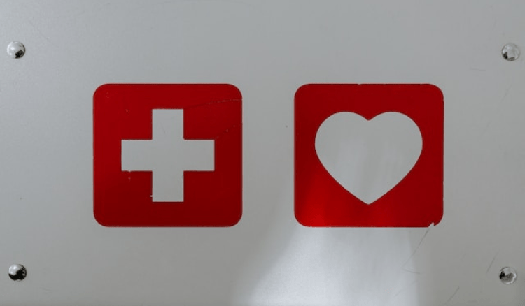 Plus und Herzsymbol