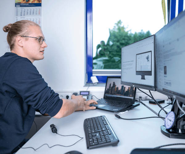 Person nutzt Fuhrpark-Tool am PC