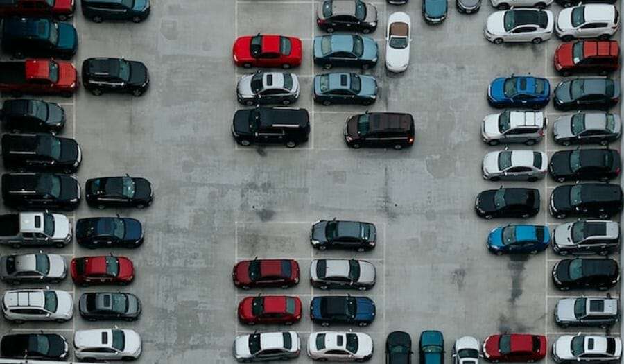 Viele Autos in einem Fuhrpark
