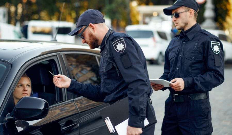 die Polizisten checken den Führerschein