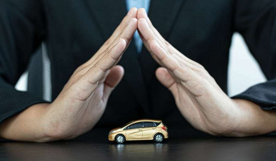 Auto Spielzeug auf dem Tisch mit einem Mann im Hintergrund