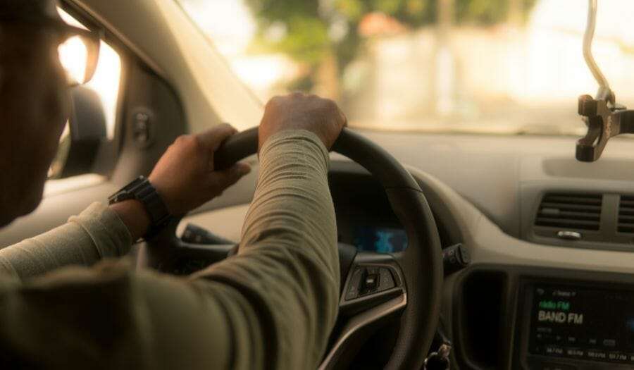eine Frau fährt ein Auto