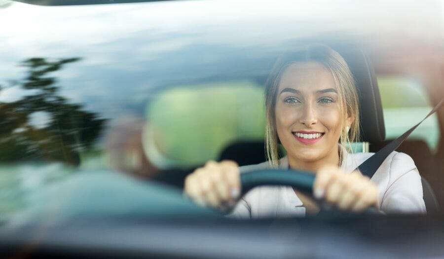 Frau fährt Auto