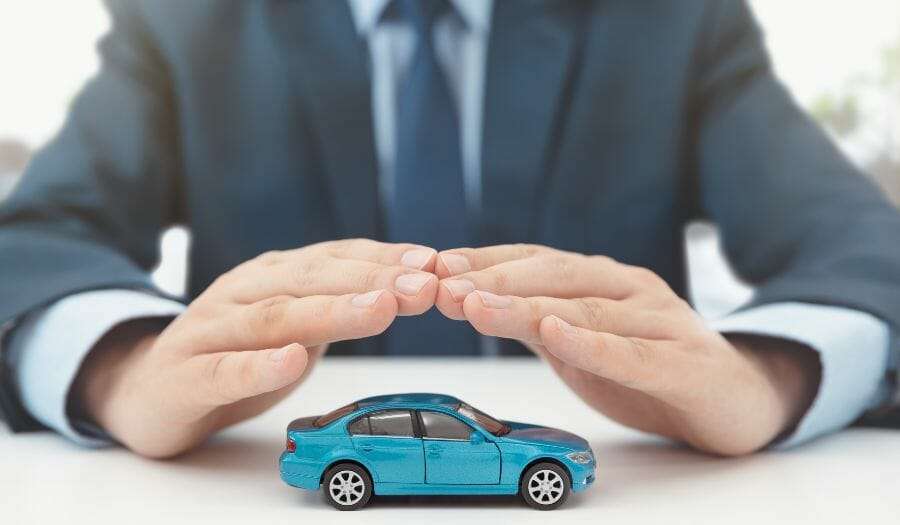 Ein Mann mit einem Auto unter seinen Händen