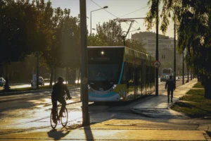 Straße mit Bahn, Fahrrad und Auto