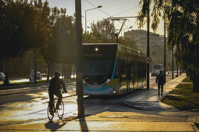 Straße mit Bahn, Fahrrad und Auto